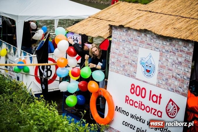 Zdjęcie w galerii na portalu naszraciborz.pl: Pływadła popłynęły już osiemnasty raz. Pierwszy raz przy tak fatalnej pogodzie wiadomości z regionu