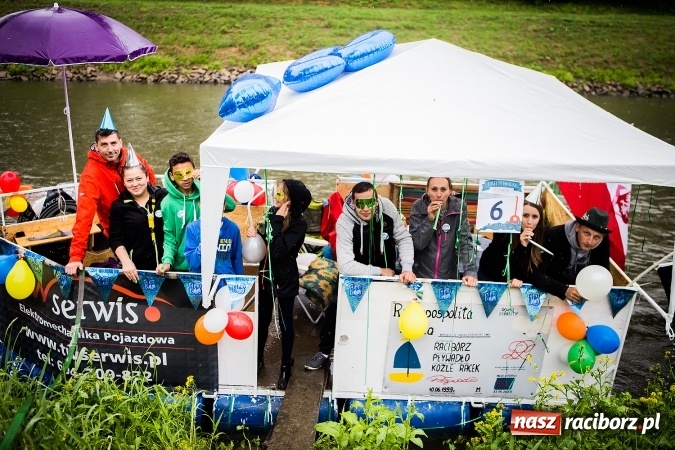 Zdjęcie w galerii na portalu naszraciborz.pl: Pływadła popłynęły już osiemnasty raz. Pierwszy raz przy tak fatalnej pogodzie wiadomości z regionu