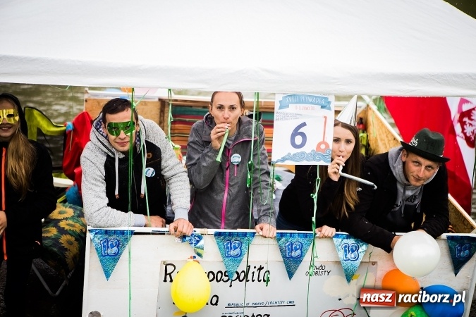 Zdjęcie w galerii na portalu naszraciborz.pl: Pływadła popłynęły już osiemnasty raz. Pierwszy raz przy tak fatalnej pogodzie wiadomości z regionu