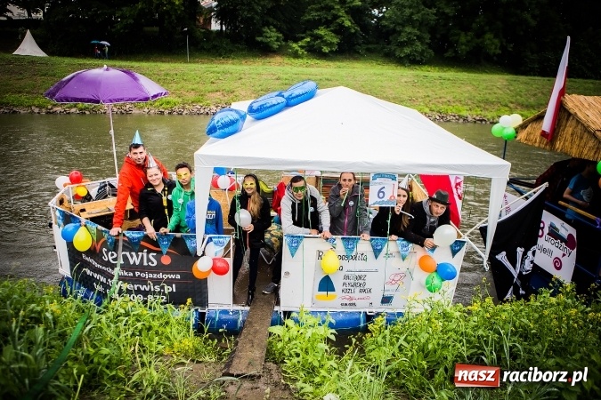 Zdjęcie w galerii na portalu naszraciborz.pl: Pływadła popłynęły już osiemnasty raz. Pierwszy raz przy tak fatalnej pogodzie wiadomości z regionu