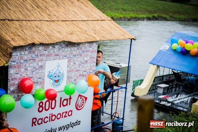 Zdjęcie w galerii na portalu naszraciborz.pl: Pływadła popłynęły już osiemnasty raz. Pierwszy raz przy tak fatalnej pogodzie wiadomości z regionu