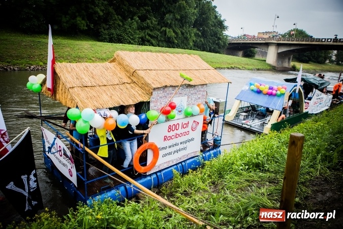 Zdjęcie w galerii na portalu naszraciborz.pl: Pływadła popłynęły już osiemnasty raz. Pierwszy raz przy tak fatalnej pogodzie wiadomości z regionu