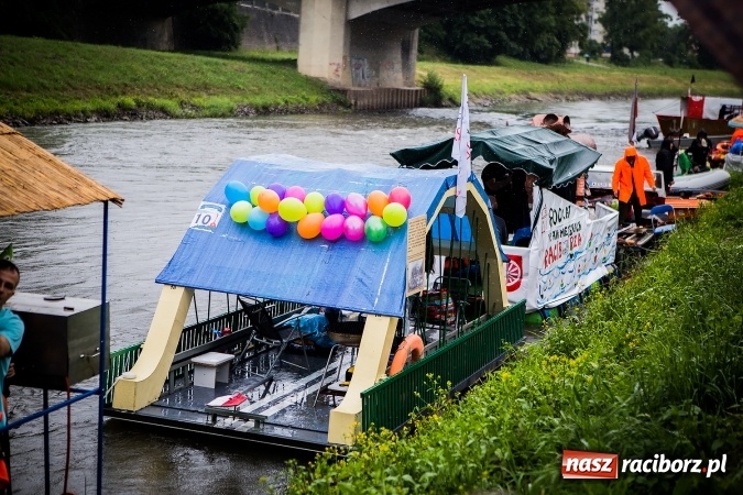 Zdjęcie w galerii na portalu naszraciborz.pl: Pływadła popłynęły już osiemnasty raz. Pierwszy raz przy tak fatalnej pogodzie wiadomości z regionu