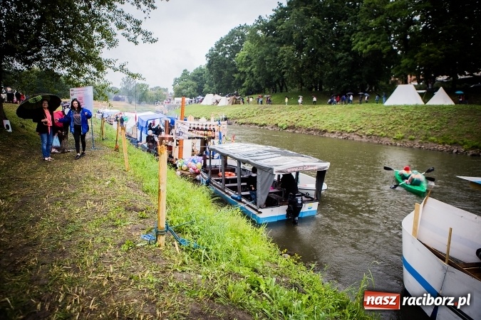 Zdjęcie w galerii na portalu naszraciborz.pl: Pływadła popłynęły już osiemnasty raz. Pierwszy raz przy tak fatalnej pogodzie wiadomości z regionu