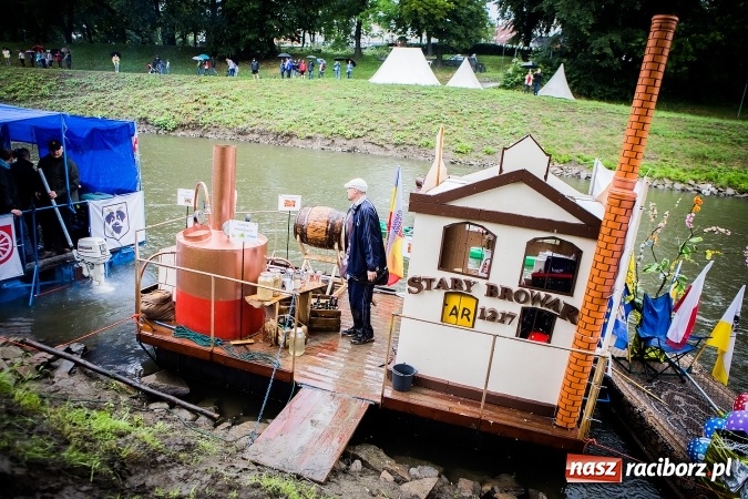 Zdjęcie w galerii na portalu naszraciborz.pl: Pływadła popłynęły już osiemnasty raz. Pierwszy raz przy tak fatalnej pogodzie wiadomości z regionu