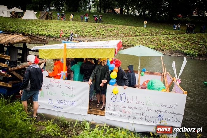 Zdjęcie w galerii na portalu naszraciborz.pl: Pływadła popłynęły już osiemnasty raz. Pierwszy raz przy tak fatalnej pogodzie wiadomości z regionu