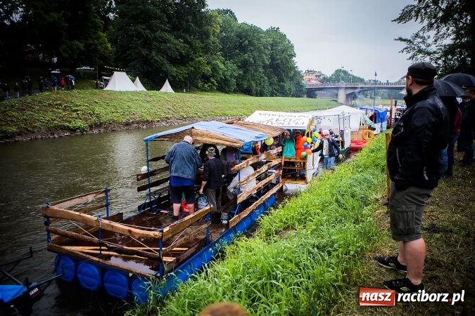 Zdjęcie w galerii na portalu naszraciborz.pl: Pływadła popłynęły już osiemnasty raz. Pierwszy raz przy tak fatalnej pogodzie wiadomości z regionu
