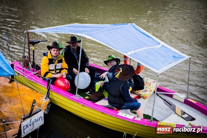 Zdjęcie w galerii na portalu naszraciborz.pl: Pływadła popłynęły już osiemnasty raz. Pierwszy raz przy tak fatalnej pogodzie wiadomości z regionu