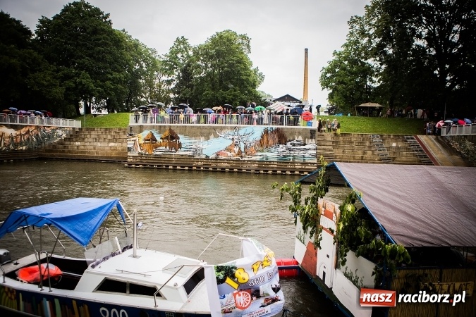 Zdjęcie w galerii na portalu naszraciborz.pl: Pływadła popłynęły już osiemnasty raz. Pierwszy raz przy tak fatalnej pogodzie wiadomości z regionu