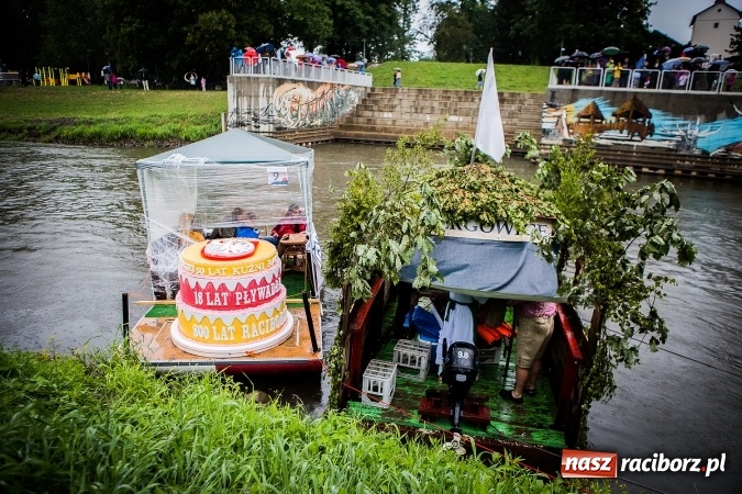 Zdjęcie w galerii na portalu naszraciborz.pl: Pływadła popłynęły już osiemnasty raz. Pierwszy raz przy tak fatalnej pogodzie wiadomości z regionu
