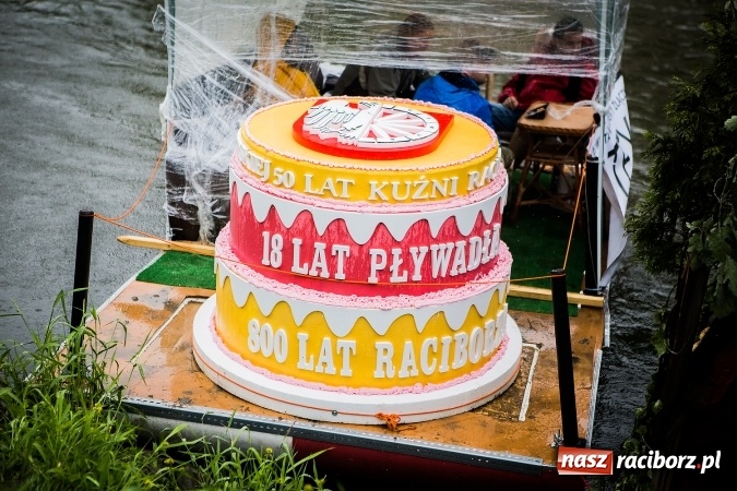 Zdjęcie w galerii na portalu naszraciborz.pl: Pływadła popłynęły już osiemnasty raz. Pierwszy raz przy tak fatalnej pogodzie wiadomości z regionu