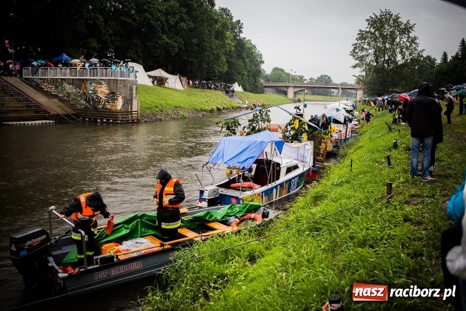 Zdjęcie w galerii na portalu naszraciborz.pl: Pływadła popłynęły już osiemnasty raz. Pierwszy raz przy tak fatalnej pogodzie wiadomości z regionu