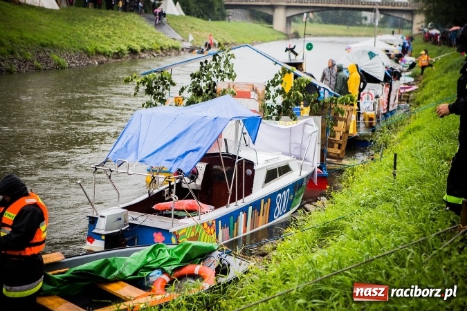 Zdjęcie w galerii na portalu naszraciborz.pl: Pływadła popłynęły już osiemnasty raz. Pierwszy raz przy tak fatalnej pogodzie wiadomości z regionu