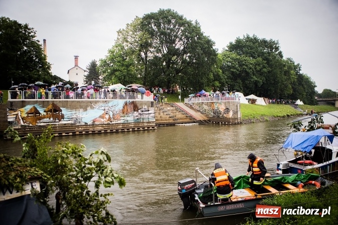 Zdjęcie w galerii na portalu naszraciborz.pl: Pływadła popłynęły już osiemnasty raz. Pierwszy raz przy tak fatalnej pogodzie wiadomości z regionu