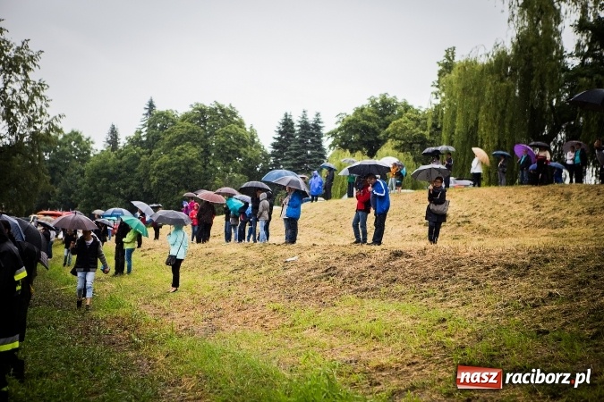 Zdjęcie w galerii na portalu naszraciborz.pl: Pływadła popłynęły już osiemnasty raz. Pierwszy raz przy tak fatalnej pogodzie wiadomości z regionu