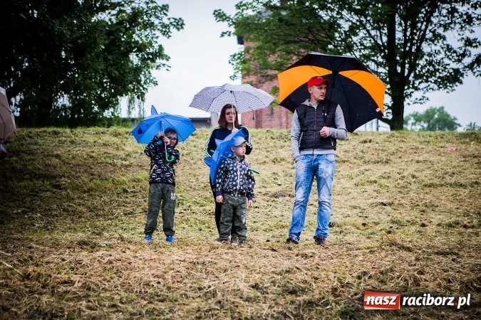 Zdjęcie w galerii na portalu naszraciborz.pl: Pływadła popłynęły już osiemnasty raz. Pierwszy raz przy tak fatalnej pogodzie wiadomości z regionu