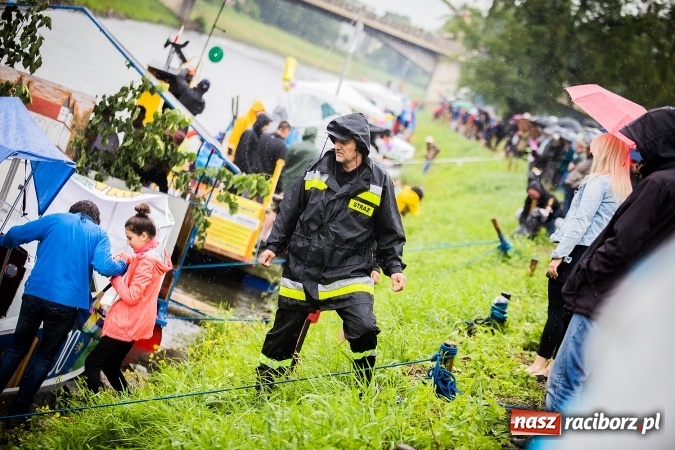 Zdjęcie w galerii na portalu naszraciborz.pl: Pływadła popłynęły już osiemnasty raz. Pierwszy raz przy tak fatalnej pogodzie wiadomości z regionu