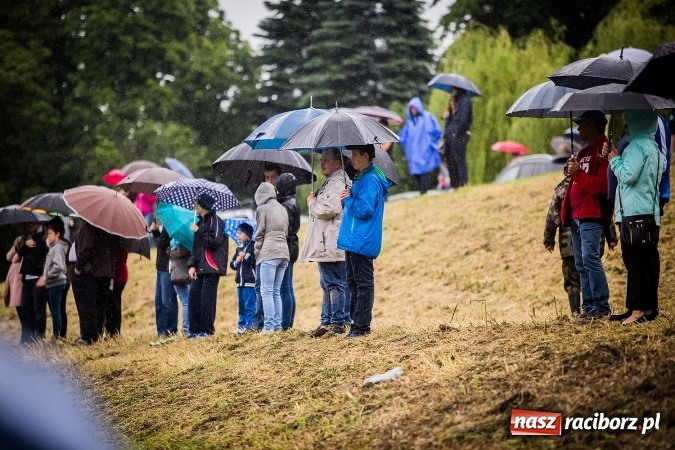 Zdjęcie w galerii na portalu naszraciborz.pl: Pływadła popłynęły już osiemnasty raz. Pierwszy raz przy tak fatalnej pogodzie wiadomości z regionu