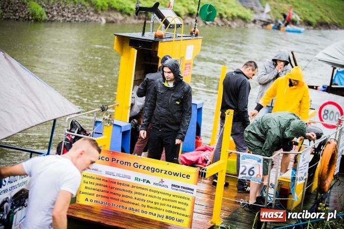 Zdjęcie w galerii na portalu naszraciborz.pl: Pływadła popłynęły już osiemnasty raz. Pierwszy raz przy tak fatalnej pogodzie wiadomości z regionu