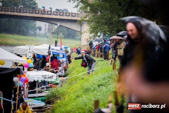 Zdjęcie w galerii na portalu naszraciborz.pl: Pływadła popłynęły już osiemnasty raz. Pierwszy raz przy tak fatalnej pogodzie wiadomości z regionu