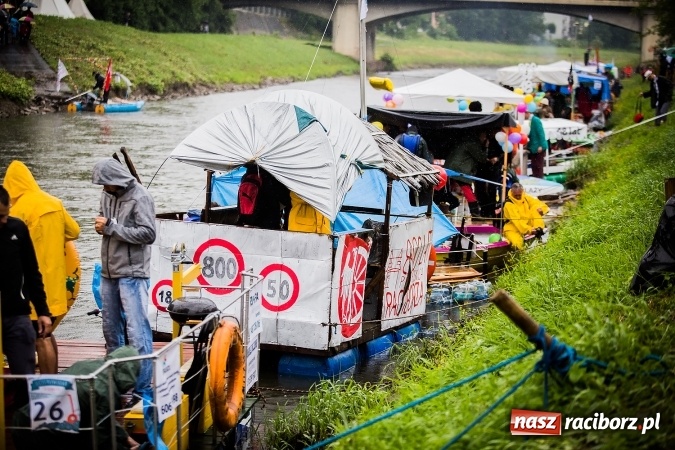 Zdjęcie w galerii na portalu naszraciborz.pl: Pływadła popłynęły już osiemnasty raz. Pierwszy raz przy tak fatalnej pogodzie wiadomości z regionu