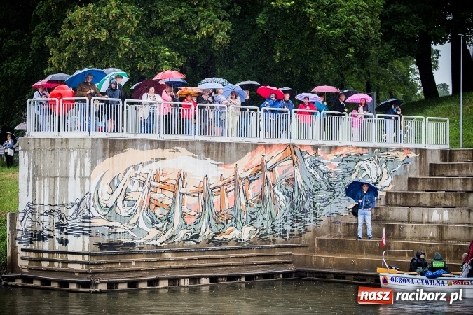 Zdjęcie w galerii na portalu naszraciborz.pl: Pływadła popłynęły już osiemnasty raz. Pierwszy raz przy tak fatalnej pogodzie wiadomości z regionu
