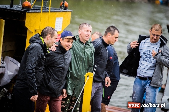 Zdjęcie w galerii na portalu naszraciborz.pl: Pływadła popłynęły już osiemnasty raz. Pierwszy raz przy tak fatalnej pogodzie wiadomości z regionu