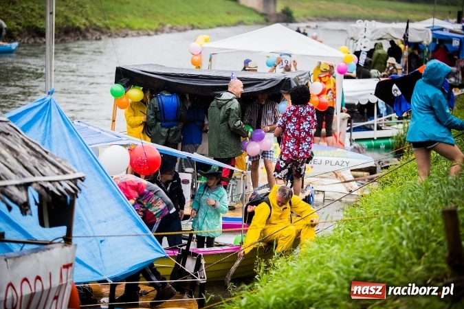 Zdjęcie w galerii na portalu naszraciborz.pl: Pływadła popłynęły już osiemnasty raz. Pierwszy raz przy tak fatalnej pogodzie wiadomości z regionu