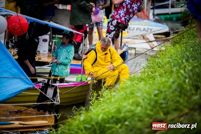 Zdjęcie w galerii na portalu naszraciborz.pl: Pływadła popłynęły już osiemnasty raz. Pierwszy raz przy tak fatalnej pogodzie wiadomości z regionu