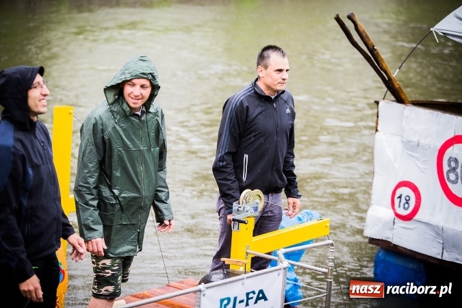 Zdjęcie w galerii na portalu naszraciborz.pl: Pływadła popłynęły już osiemnasty raz. Pierwszy raz przy tak fatalnej pogodzie wiadomości z regionu