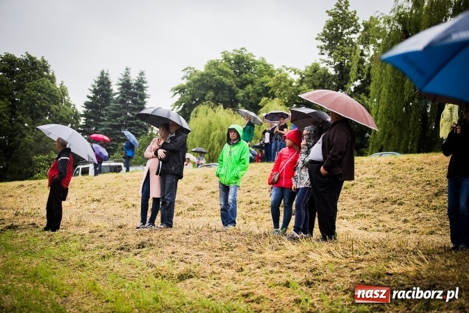 Zdjęcie w galerii na portalu naszraciborz.pl: Pływadła popłynęły już osiemnasty raz. Pierwszy raz przy tak fatalnej pogodzie wiadomości z regionu