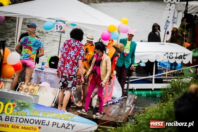 Zdjęcie w galerii na portalu naszraciborz.pl: Pływadła popłynęły już osiemnasty raz. Pierwszy raz przy tak fatalnej pogodzie wiadomości z regionu