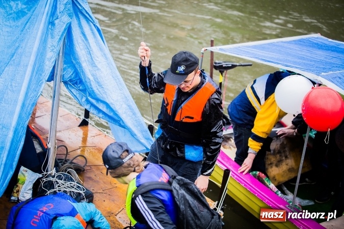 Zdjęcie w galerii na portalu naszraciborz.pl: Pływadła popłynęły już osiemnasty raz. Pierwszy raz przy tak fatalnej pogodzie wiadomości z regionu