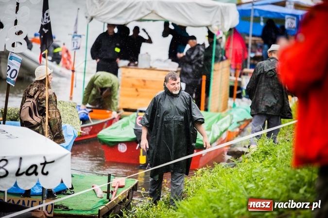 Zdjęcie w galerii na portalu naszraciborz.pl: Pływadła popłynęły już osiemnasty raz. Pierwszy raz przy tak fatalnej pogodzie wiadomości z regionu