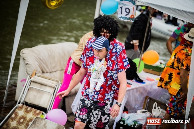 Zdjęcie w galerii na portalu naszraciborz.pl: Pływadła popłynęły już osiemnasty raz. Pierwszy raz przy tak fatalnej pogodzie wiadomości z regionu