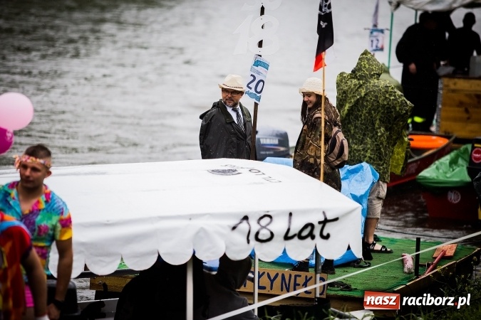 Zdjęcie w galerii na portalu naszraciborz.pl: Pływadła popłynęły już osiemnasty raz. Pierwszy raz przy tak fatalnej pogodzie wiadomości z regionu