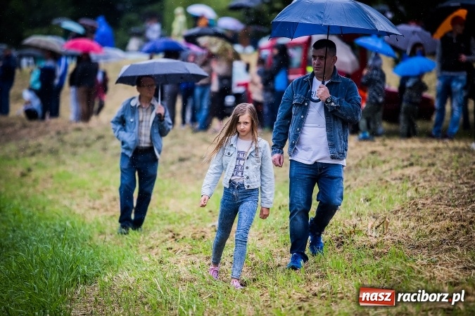 Zdjęcie w galerii na portalu naszraciborz.pl: Pływadła popłynęły już osiemnasty raz. Pierwszy raz przy tak fatalnej pogodzie wiadomości z regionu