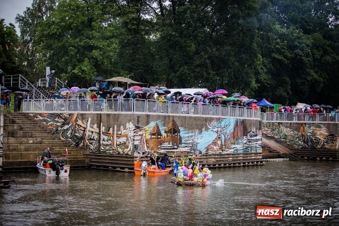 Zdjęcie w galerii na portalu naszraciborz.pl: Pływadła popłynęły już osiemnasty raz. Pierwszy raz przy tak fatalnej pogodzie wiadomości z regionu