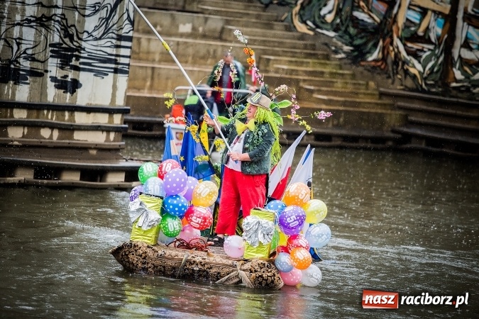 Zdjęcie w galerii na portalu naszraciborz.pl: Pływadła popłynęły już osiemnasty raz. Pierwszy raz przy tak fatalnej pogodzie wiadomości z regionu