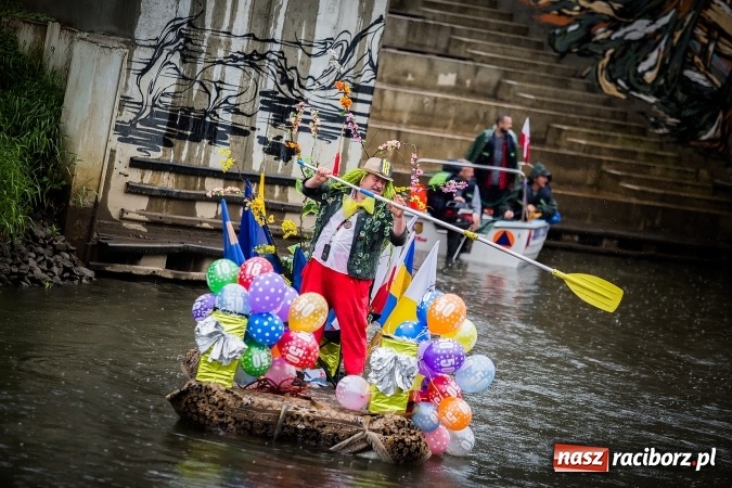 Zdjęcie w galerii na portalu naszraciborz.pl: Pływadła popłynęły już osiemnasty raz. Pierwszy raz przy tak fatalnej pogodzie wiadomości z regionu