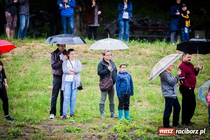 Zdjęcie w galerii na portalu naszraciborz.pl: Pływadła popłynęły już osiemnasty raz. Pierwszy raz przy tak fatalnej pogodzie wiadomości z regionu