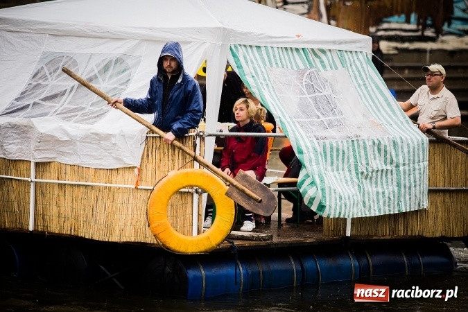 Zdjęcie w galerii na portalu naszraciborz.pl: Pływadła popłynęły już osiemnasty raz. Pierwszy raz przy tak fatalnej pogodzie wiadomości z regionu