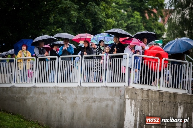Zdjęcie w galerii na portalu naszraciborz.pl: Pływadła popłynęły już osiemnasty raz. Pierwszy raz przy tak fatalnej pogodzie wiadomości z regionu