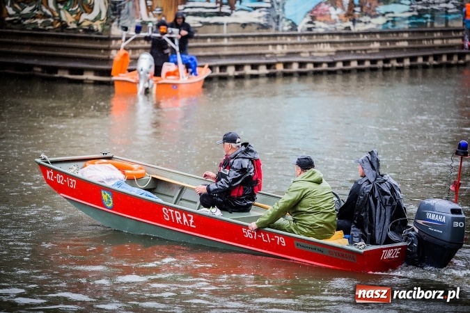 Zdjęcie w galerii na portalu naszraciborz.pl: Pływadła popłynęły już osiemnasty raz. Pierwszy raz przy tak fatalnej pogodzie wiadomości z regionu