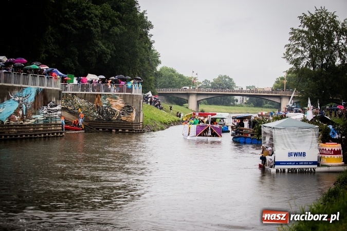 Zdjęcie w galerii na portalu naszraciborz.pl: Pływadła popłynęły już osiemnasty raz. Pierwszy raz przy tak fatalnej pogodzie wiadomości z regionu