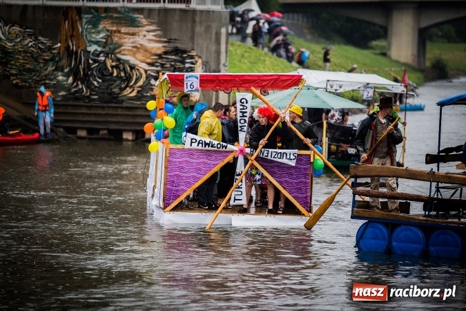 Zdjęcie w galerii na portalu naszraciborz.pl: Pływadła popłynęły już osiemnasty raz. Pierwszy raz przy tak fatalnej pogodzie wiadomości z regionu