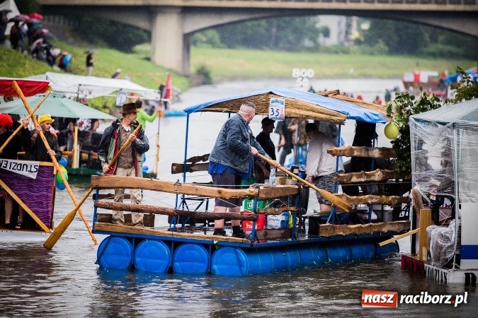 Zdjęcie w galerii na portalu naszraciborz.pl: Pływadła popłynęły już osiemnasty raz. Pierwszy raz przy tak fatalnej pogodzie wiadomości z regionu