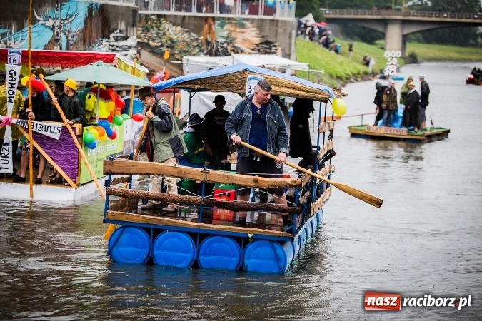 Zdjęcie w galerii na portalu naszraciborz.pl: Pływadła popłynęły już osiemnasty raz. Pierwszy raz przy tak fatalnej pogodzie wiadomości z regionu