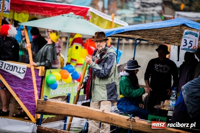 Zdjęcie w galerii na portalu naszraciborz.pl: Pływadła popłynęły już osiemnasty raz. Pierwszy raz przy tak fatalnej pogodzie wiadomości z regionu