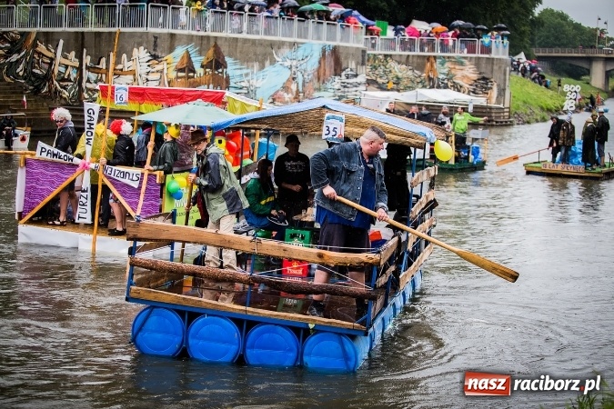 Zdjęcie w galerii na portalu naszraciborz.pl: Pływadła popłynęły już osiemnasty raz. Pierwszy raz przy tak fatalnej pogodzie wiadomości z regionu